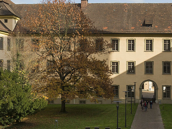 Der Schlossbau der PH Weingarten ist Teil der barocken Klosteranlage auf dem Martinsberg, die zwischen 1715 und 1724 erbaut wurde.